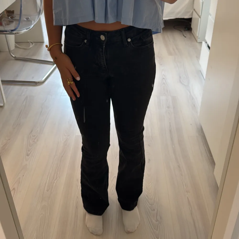 Säljer dessa low-mid waist svarta jeans från mango för att de blivit för korta för mig. Byxorna har inga defekter och är i nyskick, tveka inte att fråga om fler bilder om intresse finns🩷. Jeans & Byxor.