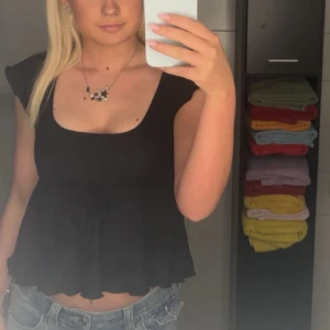 Nelly - Cute Frill Tie Top - Säljer denna otroligt söta toppen från Nelly i storlek S. Toppen är enbart testad, med lappen kvar då jag köpte två olika storlekar🎀 Nypris 199kr