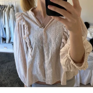 Söt blus  - Rosa söt blus 💕saknar en knapp men går lätt att sy fast en, jag har använt den utan den knappen! 