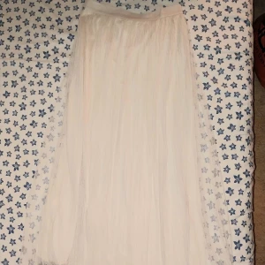 Vit långkjol från Soyelles - Säljer en superfin vit långkjol från Voyelles. Kjolen har ett elegant och luftigt tyg som ger en drömmig känsla. Perfekt för sommarens alla fester eller en dag på stan. Den är i mycket bra skick och passar perfekt till både vardag och fest. 🕊️