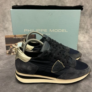 PHILIPPE MODEL TRPZ  - - Philippemodel TRPZ - Skick: 9,5/10 - Tillbehör: Enbart skorna - Storlek 39, sitter mer som 40 - Nypris ca 3700kr // Deluxecloset