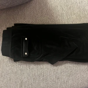Juicy couture byxor svart - Juicy byxor i svart köpta på Nelly för ett år sen, storlek s men skulle säga dem är stora i storlek så passar m oxå. Säljer då dem blivit för stora för mig. Använt skick men inga hål eller fläckar, kan vara lite missfärgade längst ner eller så är det bara smuts. Men inget man tänker på. Skriv för fler bilder eller frågor:)