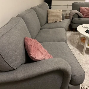 Soffa med fåtöljer som ingår  - Jag säljer min soffa och dom två fåtöljerna för bara 12 000kr! Priset går att diskuteras. Soffan är i nytt skick och har ingen fläck eller skada, samma gäller fåtöljerna! Det vita bordet kommer med gratis vid köp! Tack 