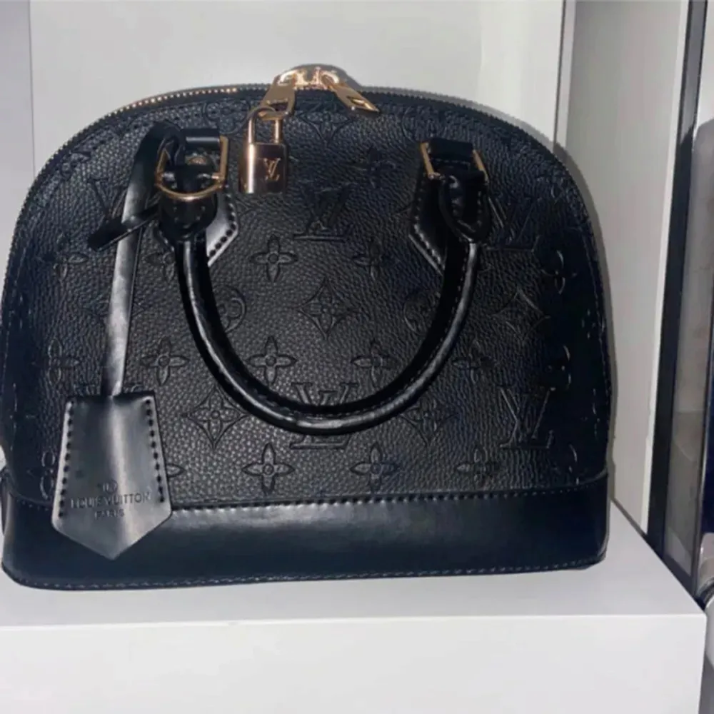 Säljer en svart alma  från Louis Vuitton. Väskan har guldfärgade detaljer och en praktisk dragkedja. Insidan är klädd i rött tyg. Pris kan diskuteras.💗. Väskor.