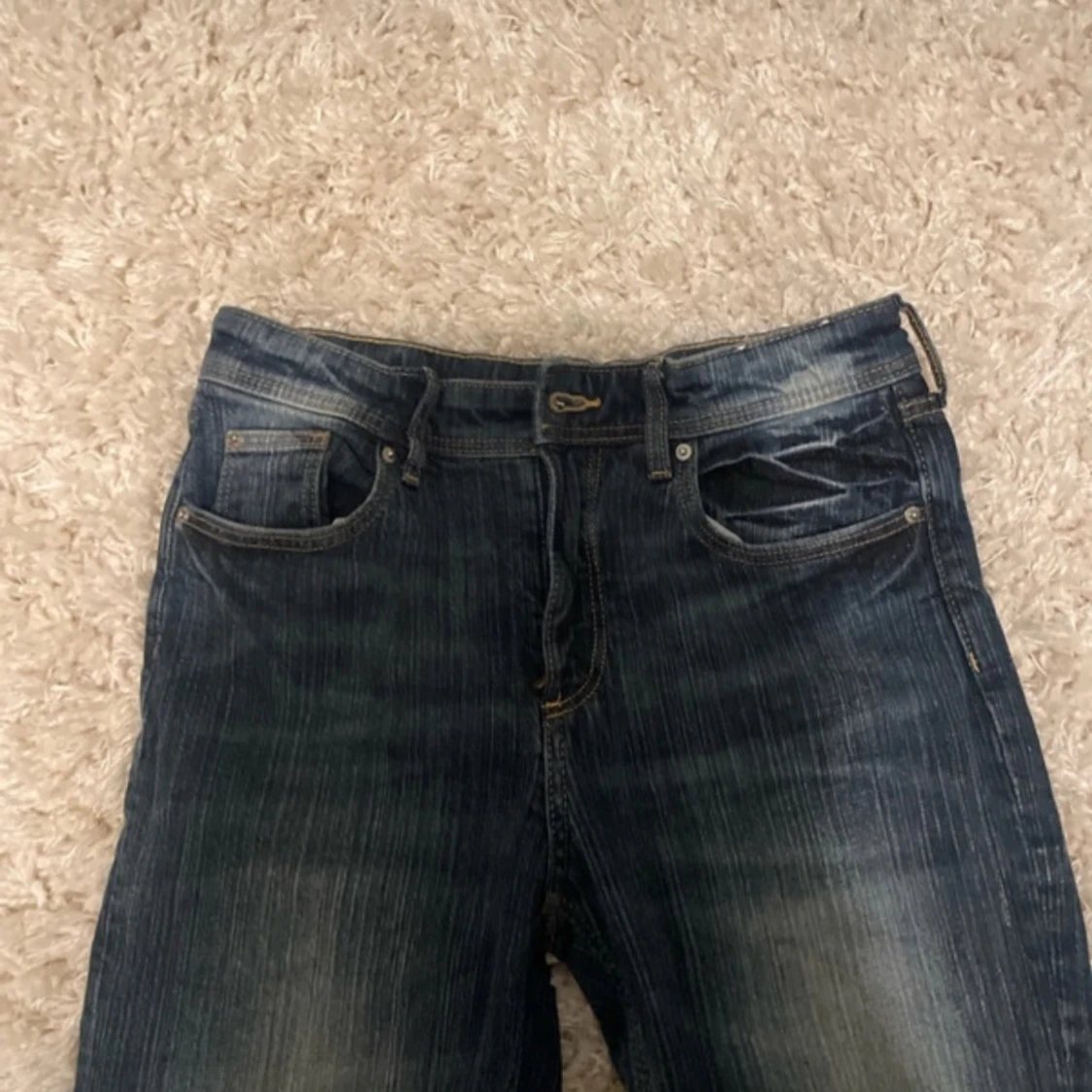 Blå bootcut jeans från h&m - 90