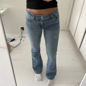 Säljer ett par snygga blå bootcut jeans i jättebra skick. De har detalj på fickan 