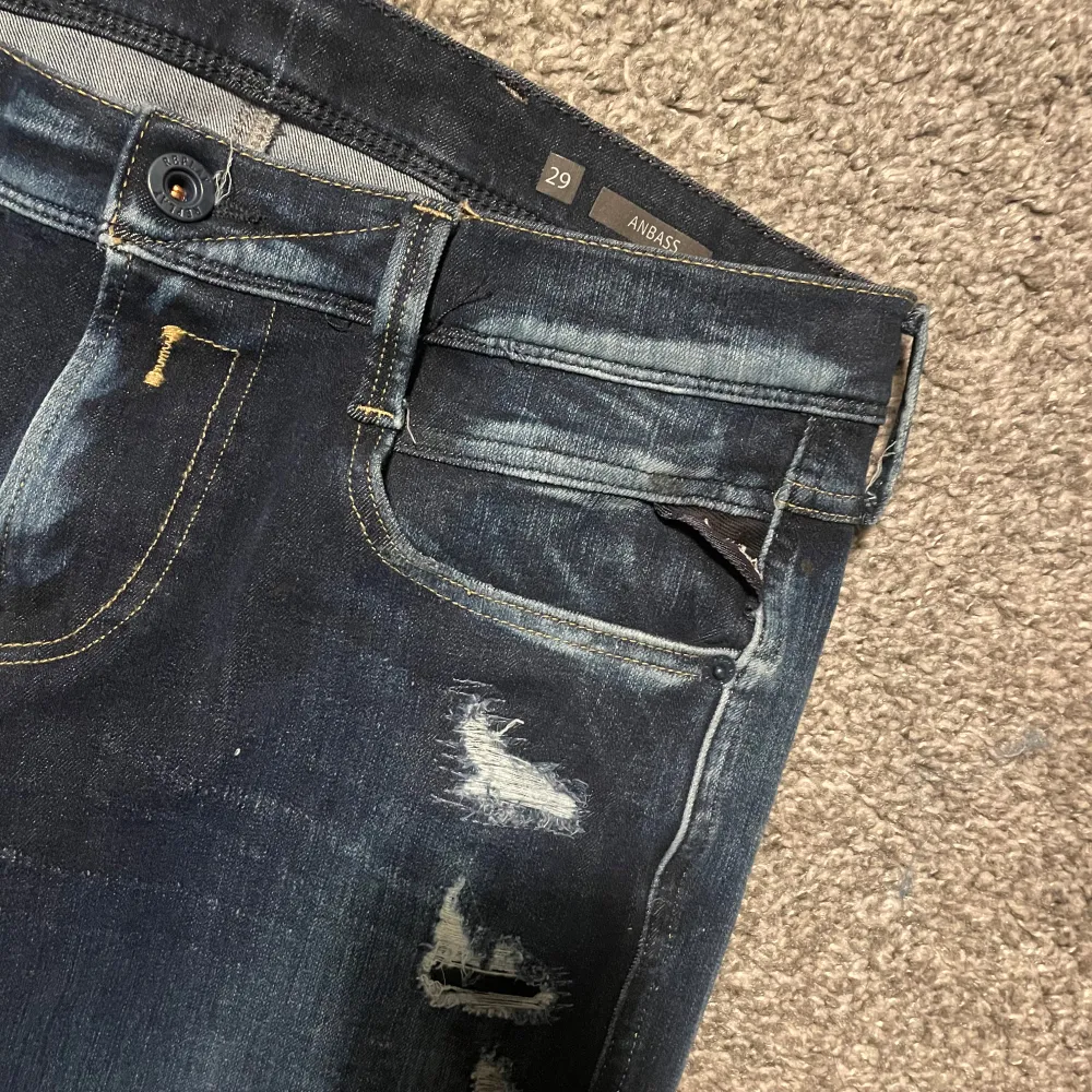 Säljer ett par snygga mörkblå jeans från Replay i modellen Anbass. De har en cool slitningseffekt och är i bra skick. Storlek 29/30 nypris 1700 ish. Jeans & Byxor.