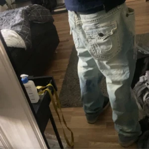 True religion jeans w36 - Säljer ett par ljusblå baggy trueys, väldigt bra skick, lite av detalj styngnen sitter löst men inget man märker tydligt.