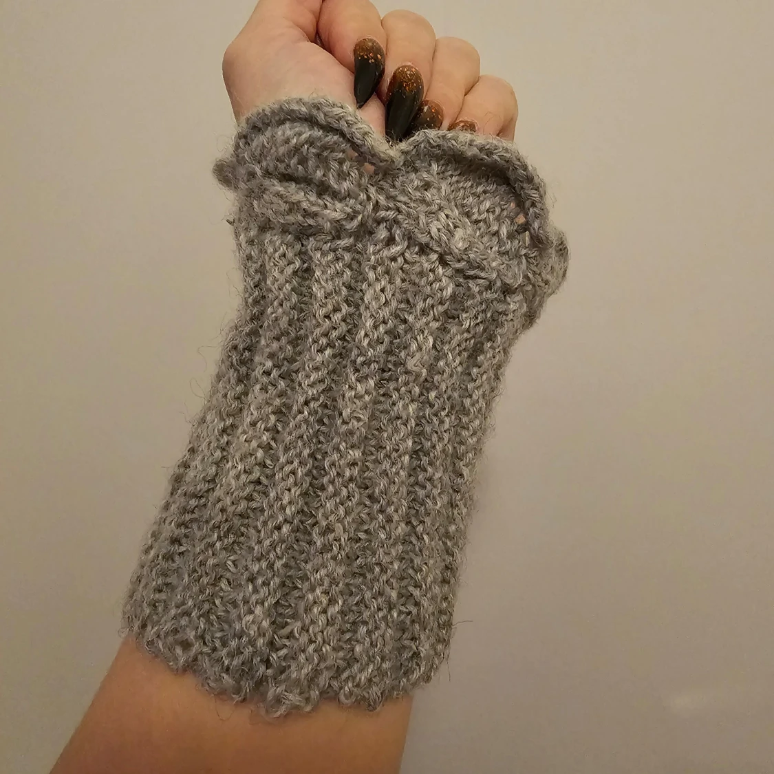 Grå stickade handledsvärmare - 90