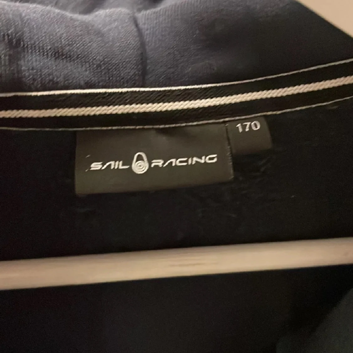 Mörkblå hoodie från Sail Racing - 91
