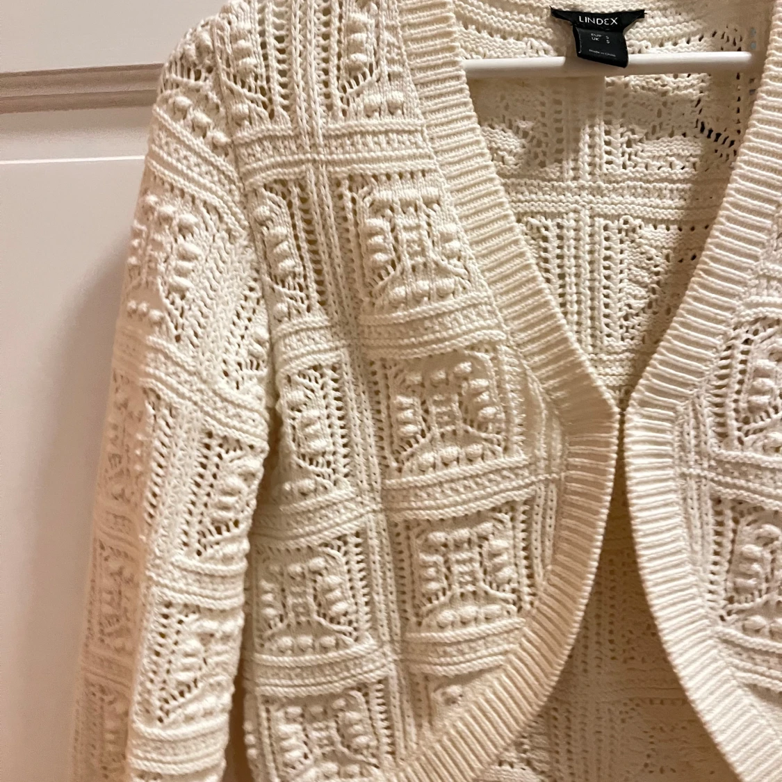 Vit stickad bolero kofta från Lindex - 90