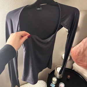 Square neck top - Mörkgrå topp ifrån ginatricots soft touch kollektion🤍Med slits i armen