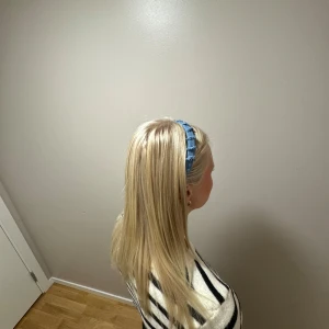 Blått diadem med volanger - Säljer ett supergulligt blått diadem med volanger. Perfekt för att piffa upp vilken outfit som helst! Diademet är bekvämt och sitter bra på huvudet. Passar både till vardags och festliga tillfällen. 💙