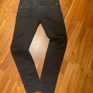 Säljer ett par svarta Replay Anbass jeans i mycket bra skick. De är slim fit storlek 32/32 OBS- är borta fram till 22 november kan posta efter det. Super bra sick pris kan diskuteras vid snabb affär 