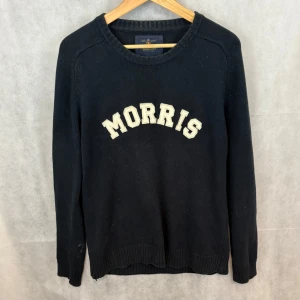 Morris sweater  - Fint skick utöver en defekt, se bild 4. Osäker på om det går bort i tvätt. Modellen är 185 och bär M