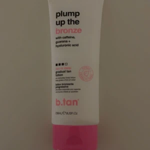 Plump Up the Bronze Gradual Tan Lotion - Säljer en 225 ml flaska av b.tan's Plump Up the Bronze, en gradvis brun-utan-sol lotion. Innehåller, guarana och hyaluronsyra för att ge huden en fin bronsig ton och extra fukt. Perfekt för daglig användning för en naturlig solkysst look💗har använt den 1 gång så den är som ny💗