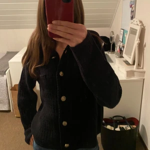 Kofta🌟 - Jättefin kofta med guldknappar!🎀🎀 Knappt använd🌟 Vid frågor är det bara att skriva☺️