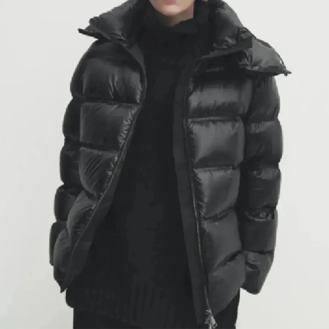 Svart pufferjacka intressekoll