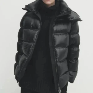 Svart pufferjacka intressekoll - Tryck inte på köp nu. Intressekoll på min svarta pufferjacka från Massimo Dutti. Köpt förra vintern och är i mycket bra skick. Varm och gosig för vintern. Skicka gärna bud privat vad ni skulle kunna tänka er köpa den för❤️Återkommer på måndag/tisdag om jag vill sälja den eller ej. Högsta bud just nu: 2400