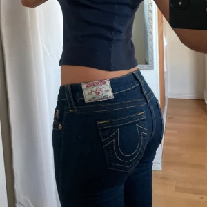 Mörkblå jeans från True Religion - använd köp nu! midja:80+stretch innerben:81💗säljer fler true religion jeans😽