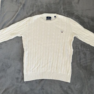 Gant kabelstickad tröja - Premium bommulls tröja från Gant, bra skick sitter bra i storlek. Orginal pris 1600 kr
