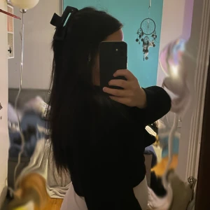 Svart croppad hoodie - Perfekt för höst och vår när du vill ha något mysigt och skönt💕 I storlek S!