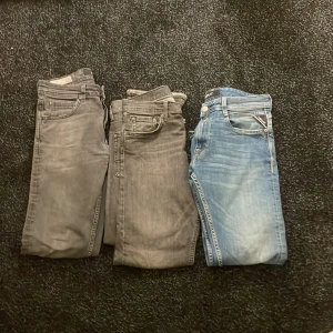 Reaplay 3 - Tjena!  jag säljer 3 par reaplay jeans i size 28/29 skick 8/10!  1200 för alla tre .tveka inte med några frågor!😁ett par 400 vid snabb affär kan vi gå ner i pris.