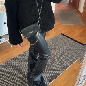 Svart axelväska från Zadig & Voltaire - Säljer en snygg svart axelväska från Zadig & Voltaire i skinn. Använd endast en gång och inga defekter! Dustbagen får man väskan i på köpet. Pris går att diskutera vid snabb affär!🖤🤍