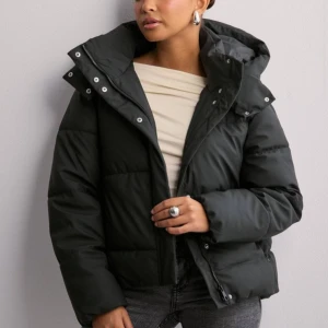 Svart pufferjacka från Vero Moda - Säljer en sjukt fin pufferjacka från Vero Moda i storlek M. Jackan är perfekt för kalla dagar då den är vadderad och står även emot regn till en viss del. Den är aldrig använd utan endast testad, då den tyvärr inte passade mig. Prislappar kvar!🤍(Ber om ursäkt för lite dåliga bilder)