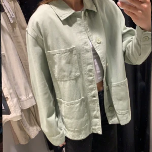 Ljusgrön jeans jacka - Säljer en ljusgrön jeans jacka från ZARA i normal passform. Den har långa ärmar och stora fickor framtill. Skulle säga att skicket är väldigt bra, bara använd varsamt fåtal gånger