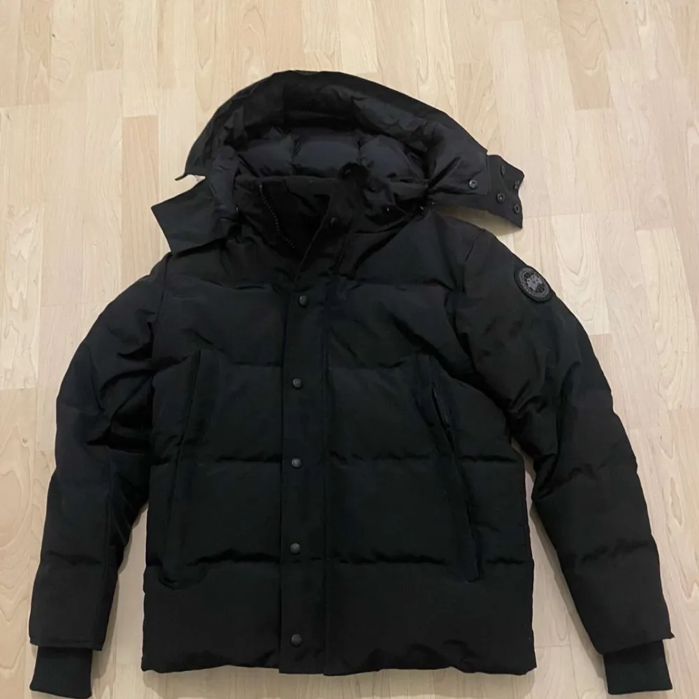 Hej ni säljer jag min Canada goose jacka black label för bara 2999kr. Jackan är helt ny med skick som är 10/10. Skriv om det är någon typ av fråga eller bilder. Jackor.