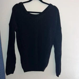 Svart stickad tröja - Säljer en svart stickad tröja i bra skick, storlek S. Den har en v-ringad hals och långa ärmar, men man kan även använda den åt andra hållet, perfekt för höst och vinter. Tröjan är mjuk och bekväm, idealisk för mysiga dagar. Passar till både jeans och kjol!