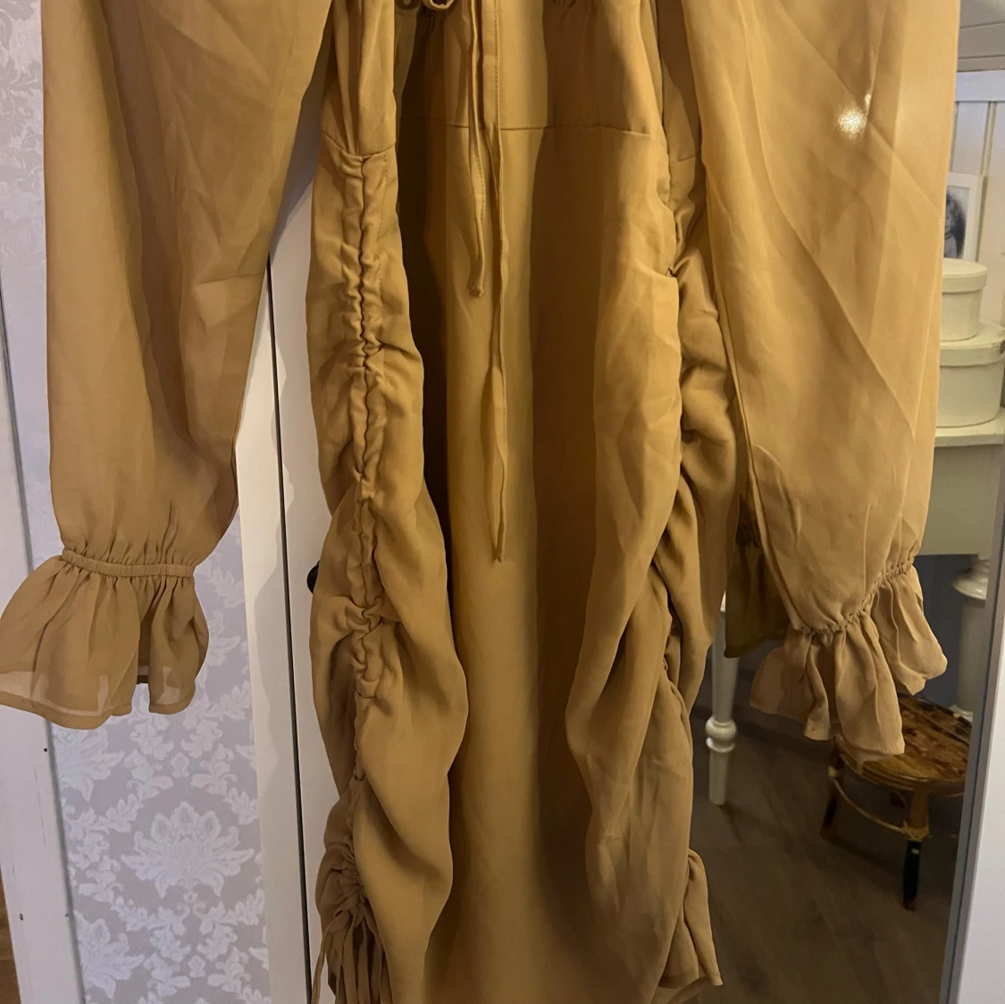 Beige klänning med volangdetaljer - 91