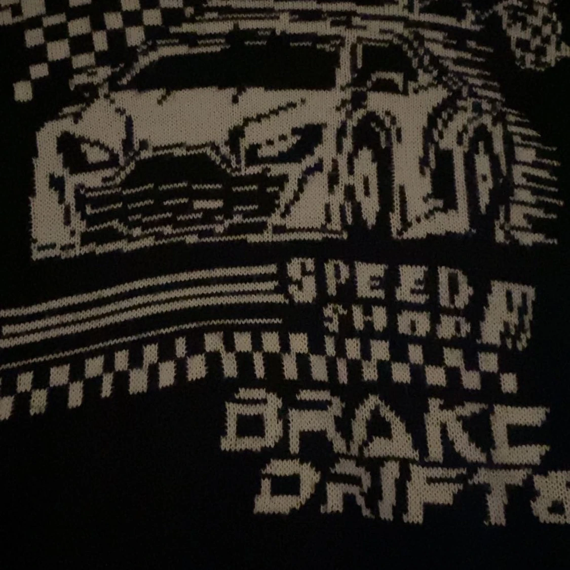 Snygg stickad tröja med tryck