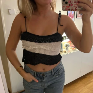 Festlig topp från Zara - Sjukt fin svartvit fest- eller vardagstopp från Zara med spets och massa fina detaljer. Storlek XS så säljer pga att den tyvärr är för liten för mig med S-M.  Jättefint skick! 🤍