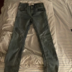 Levi's 510 Skinny Jeans - Säljer ett par Levi's 510 skinny jeans i blått. De är i bra skick och har en tight passform som sitter snyggt. Perfekta för både vardag och fest! 🕺