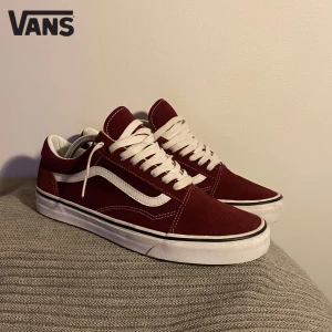 Vinröda Vans skor - Snygga vinröda Vans skor i mycket bra skick. Skorna är i storlek herr 43 och kommer med originalkartong. 