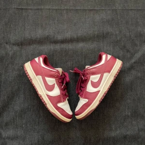 Nike Dunk Low - Nike dunk Low bordeaux. Storlek 38. Köpt från Stock X. Öppen för bud :)