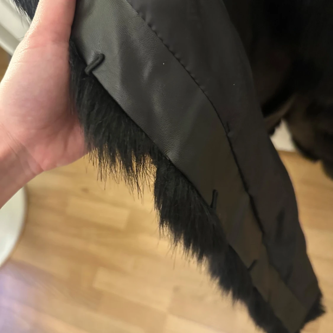 Svart pälsväst - 91