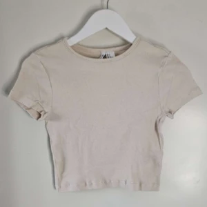 Beige topp - Säljer en beige topp ifrån HM🤍