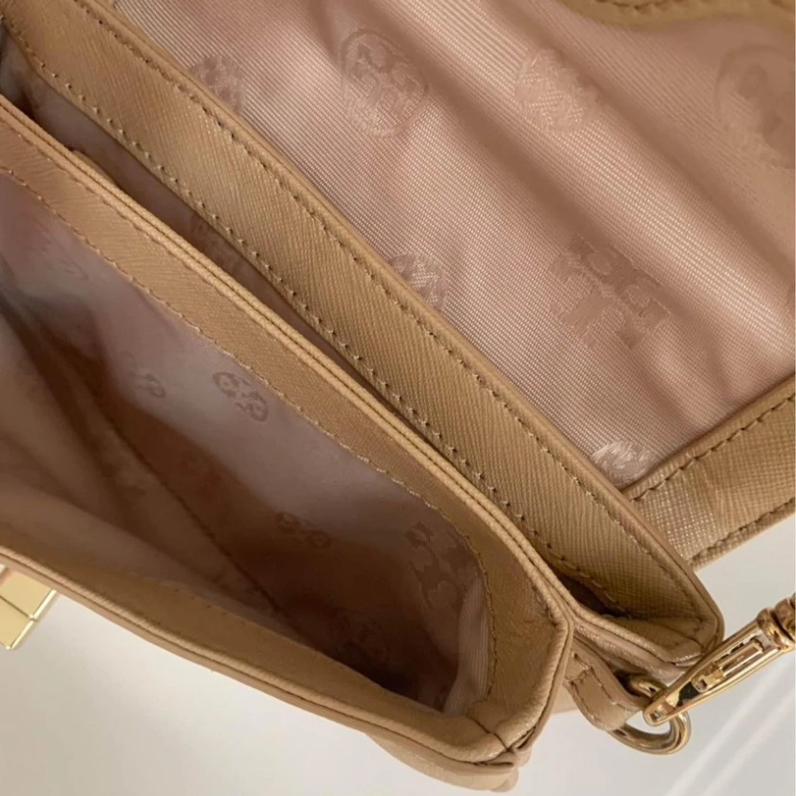 Beige axelväska med gulddetaljer - 91