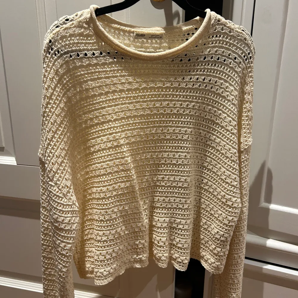 Säljer en superfin beige stickad tröja från Pull&Bear. Den har ett luftigt mönster och långa ärmar Tröjan är i bra skick, använd endast två gånger! 🌟. Tröjor & Koftor.