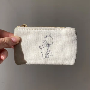 Brandy Melville Sonny Angel coin purse  - Behöver en tvätt men annars fint skick! 12x7 cm 