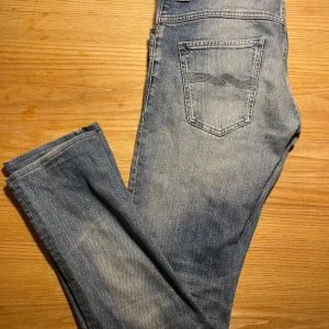 Nudie jeans - Säljer nu ett par Nudie Jeans i modellen Thin Finn, i storlek w30 L34. Jeansen sitter som de ska i midjan men är lite kortare än L34. Det finns en liten slitning vid skrevet men inget man kommer och tänka på!