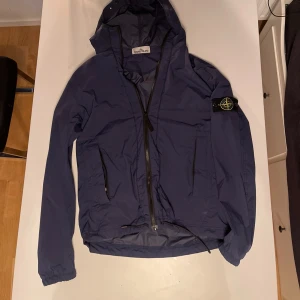 Stone island  - Säljer en snygg mörkblå jacka från Stone Island i storlek S, priset kan diskuteras