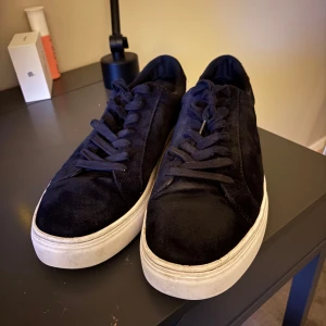 Mörkblå vagabonds - Skorna köptens i januari o har inte använts skit mycket eftersom jag fick ett par andra jag gillade mer. Skulle säga att dom e i ett utmärkt skick, hör av er gärna. Pris kan diskuteras! 