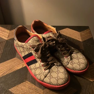 Gucci skor - Säljer ett par snygga Gucci sneakers i rätt bra skick, användes ett par gånger för något år sedan efter de har dem bara stått. 