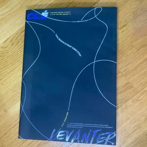 STRAY KIDS - [CLE : LEVANTER] - CD Photobook, limited edition + special cover (randomly selected among 8 designs) 3 QR code photocards (5.5 x 8.5 cm / random among 40 designs) 1 hologram photocard (5.5 x 8.5 cm / random among 8 designs / exclusive to the limited edition)