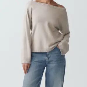 Säljer en supermysig beige stickad tröja med en avslappnad passform. Den har långa ärmar och en bred halsringning som ger en offshoulder-look. Perfekt för både höst och vår, och funkar lika bra till jeans som till kjol.