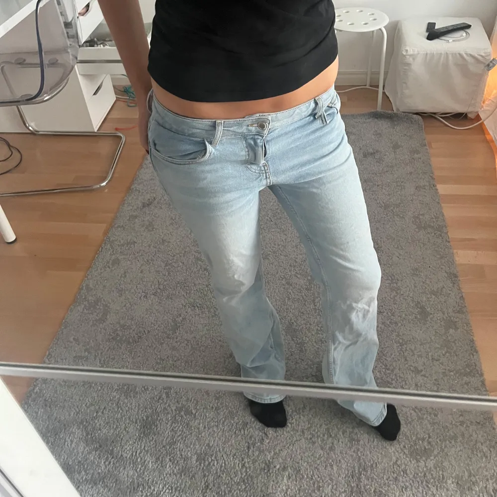 Säljer ett par ljusblå jeans i bra skick. Lite slitna längst ner . Jeans & Byxor.